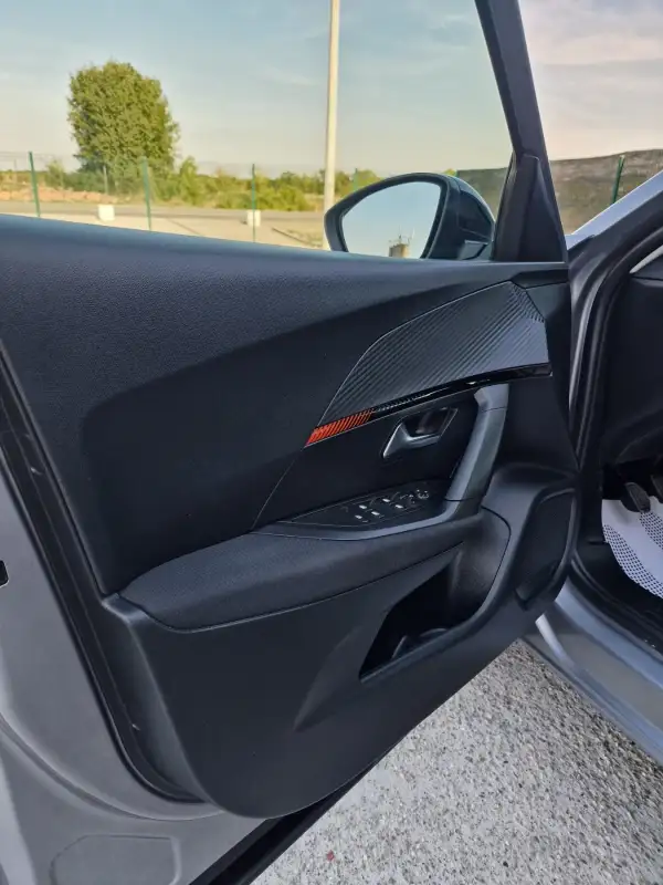 Peugeot 2008 Dizel 2021. godište - Slika 10