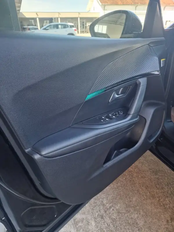 Peugeot 2008 ALLURE Benzin 2022. godište - Slika 10