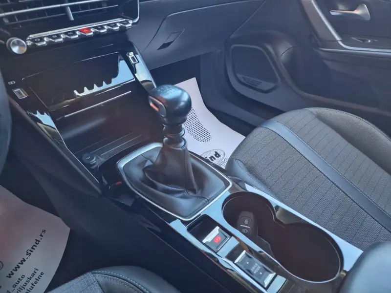Peugeot 2008 ALLURE Benzin 2022. godište - Slika 18