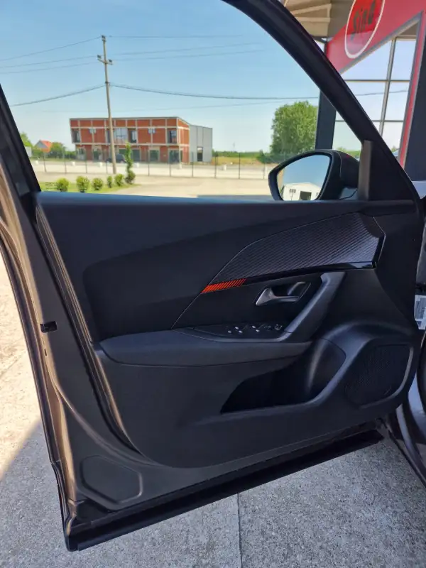 Peugeot 2008 PURETECH 2021. godište - Slika 9