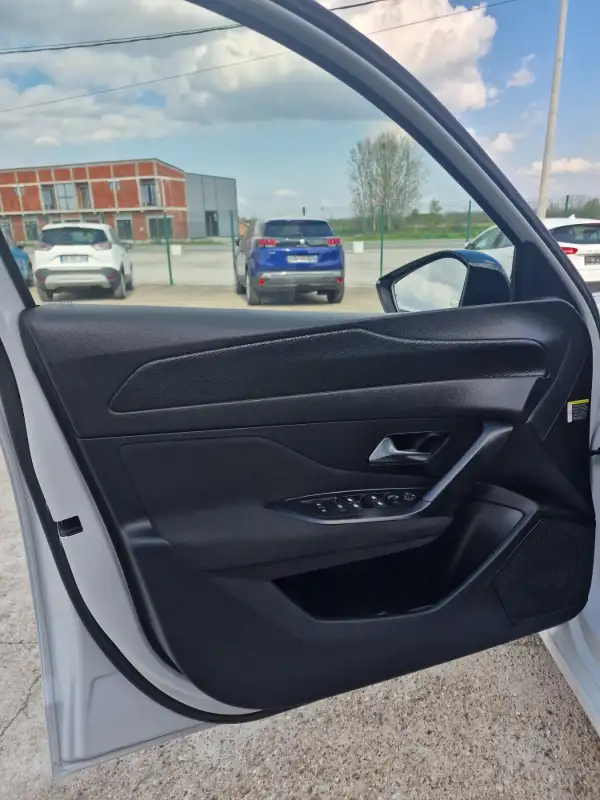 Peugeot 308 2023. godište - Slika 9