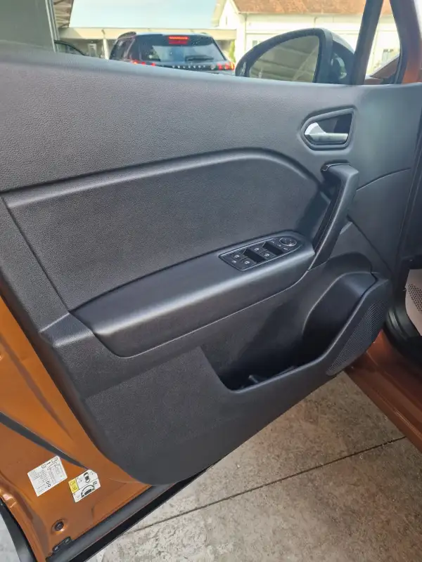 Renault Captur Benzin 2021. godište - Slika 10